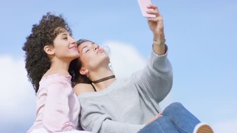 Hermosas-novias-multiétnicas-fuera-posando-para-selfie