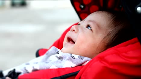 niño-lindo-niño-riendo-feliz-sonrisa-en-asiento-de-carro-cochecito-bebé