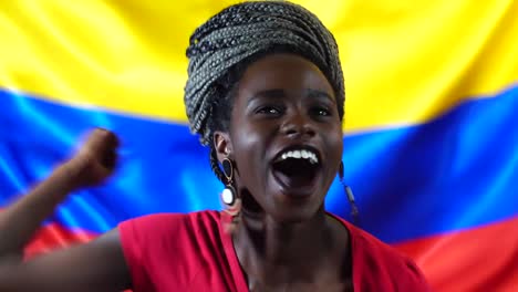 Kolumbianische-junge-schwarze-Frau-feiert-mit-Kolumbien-Flagge