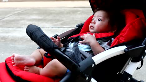 niño-lindo-niño-riendo-feliz-sonrisa-en-asiento-de-carro-cochecito-bebé