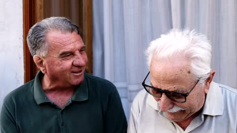glücklich-und-lächelnd-alte-Männer-im-Gespräch