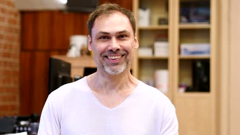 Portrait-of-Smiling-mittleren-Alter-Mann-im-Büro