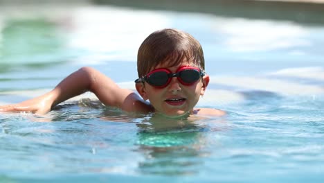 Reportageaufnahme-des-Kindes-hielt-sich-in-am-Pool.-4-k-Clip-Jungen-schwimmen-am-pool