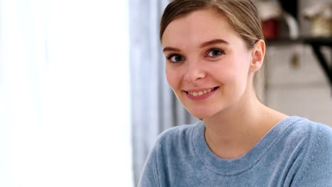 Close-Up-de-sonrisa-positiva-bella-joven-modelo-en-casa