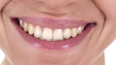 Sonrientes-labios-de-la-chica,-dientes-blancos