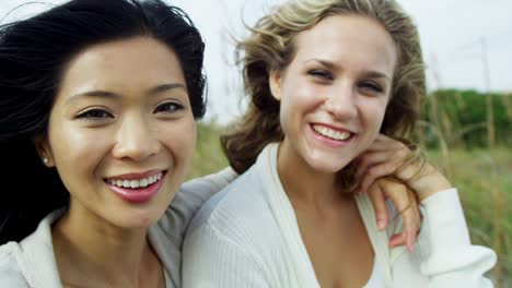 Jóvenes-multi-étnica-amigas-disfrutando-de-estilo-de-vida-saludable-al-aire-libre