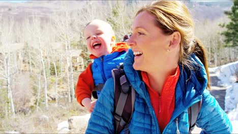 Porträt-kaukasischen-Mutter-Sohn-wandern-mit-Babytrage