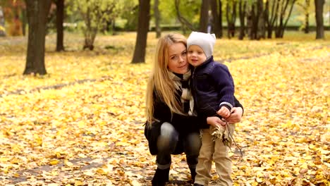 Porträt-einer-Mutter-und-ihrem-Sohn-im-Herbst-Park.