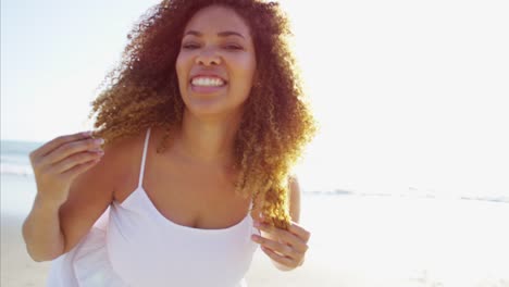 Porträt-des-afroamerikanischen-Frauen-entspannen-am-Strand