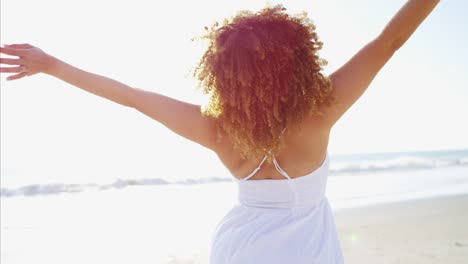 Porträt-des-afroamerikanischen-Frauen-entspannen-am-Strand