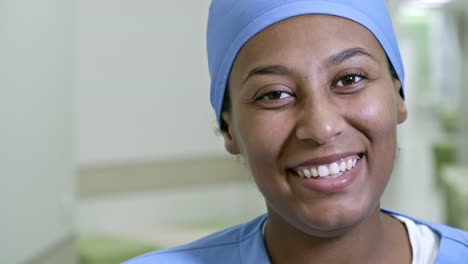 Weiblich-Krankenschwester-lächelnd