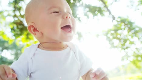 Retrato-de-blue-eyed-caucásico-bebé-hijo-en-el-exterior