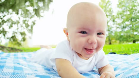 Retrato-de-blue-eyed-caucásico-bebé-niña-en-el-exterior