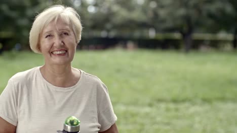 Sonriente-mujer-Senior