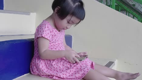 Cerca-de-bebé-mano-pantalla-táctil-smart-teléfono
