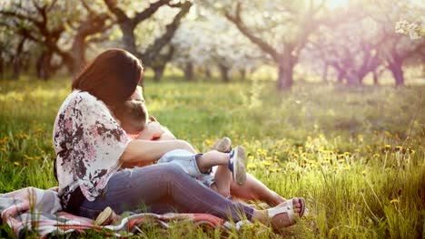 Hermosa-madre-y-su-pequeña-hija-y-su-hijo-al-aire-libre