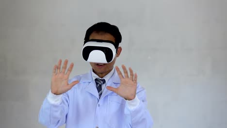 tecnología-médica-futura.-Doctor-con-gafas-realidad-tecnología-AR-para-análisis.