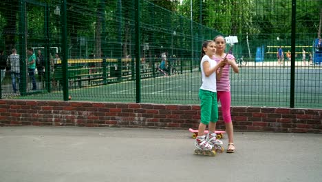 Niñas-sin-preocupaciones-haciendo-caras-divertidas-y-sonrientes-para-autorretratos