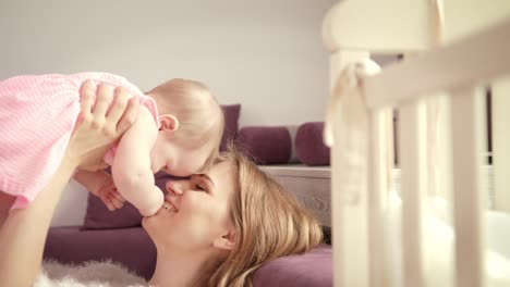 Glückliche-Mutter-mit-Kind.-Mutter-genießen-Baby-lachen