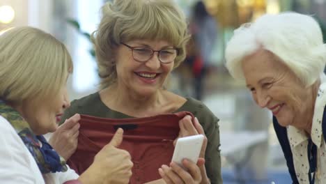 Ältere-Frauen-lachen-über-Smartphone-Fotos