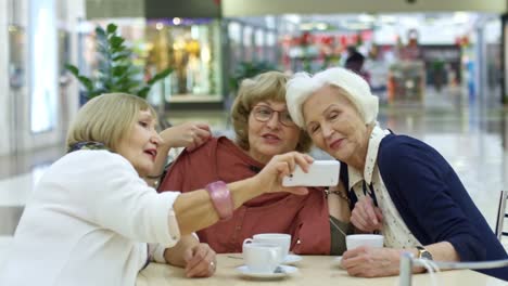 Las-mujeres-se-retiró-riendo-y-tomando-Selfie