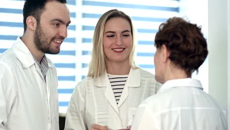 Angehörigen-des-medizinischen-Personals,-die-freundliche-Diskussion