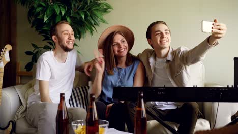 Músicos-amigos-alegre-están-tomando-selfie-con-smartphone-divertirse,-posando,-gesticular-y-riendo.-Jóvenes,-tecnología-moderna-y-el-concepto-de-redes-sociales.