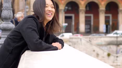 Lachende,-Blick-in-die-Kamera-ziemlich-chinesischen-Frau