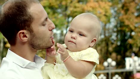 Feliz-Padre-e-hija-en-el-parque