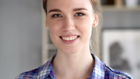 Portrait-of-Smiling-Young-Woman-Looking-at-Camera