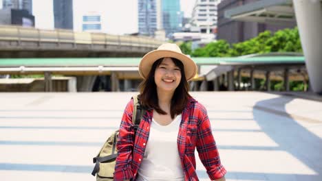 Atractiva-joven-sonriente-mujer-asiática-al-aire-libre-retrato-en-la-serie-de-personas-reales-de-la-ciudad.-Retrato-de-feliz-sonriente-asiatico-en-al-aire-libre-estilo-de-vida-fashion.-Concepto-de-retrato-de-felicidad-al-aire-libre-de-verano.