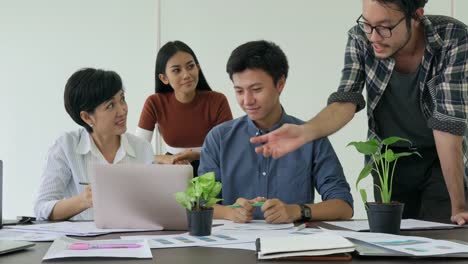 Reunión-del-equipo-de-empresarios-Unidos-por-proyecto-de-éxito.-Concepto-de-trabajo-en-equipo,-lluvia-de-ideas,-creativo-trabajar-y-compartir-la-idea.