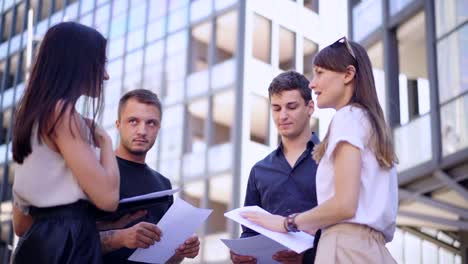 Grupo-de-personas-de-negocios-de-inicio-tienen-reuniones-y-trabajando-juntos-en-una-idea-sobre-el-papel.-Puesta-en-marcha-y-concepto---feliz-equipo-creativo-de-la-gente