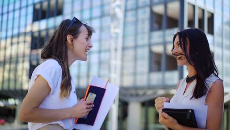 Equipo-de-negocios-creativo-joven.-Dos-atractivos-femeninos-corredores-financieros-están-trabajando-juntos-en-una-estadística-sobre-el-papel-junto-a-la-oficina-de-negocios