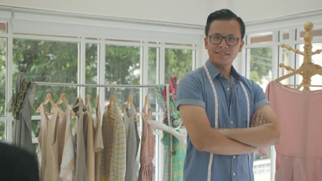 DS-MS-Porträt-von-asiatischen-männlichen-Mode-Designer,-Blick-in-die-Kamera