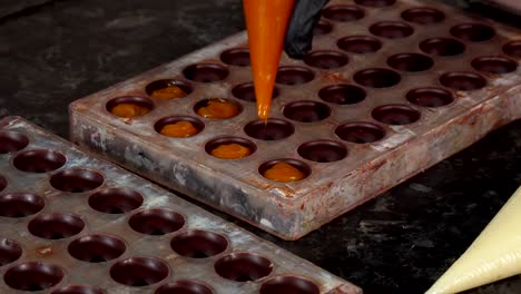 Chocolatero-preparando-crema-a-mano-llena-de-chocolate-caramelo