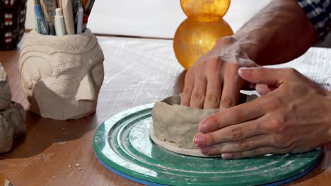 Artista-de-la-cerámica-que-forma-la-arcilla,-crear-un-tazón-en-su-taller