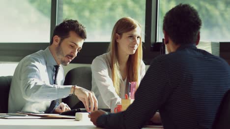 Menschen-arbeiten-im-Büro