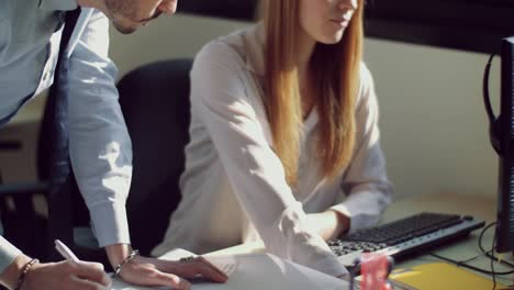 Menschen-arbeiten-im-Büro