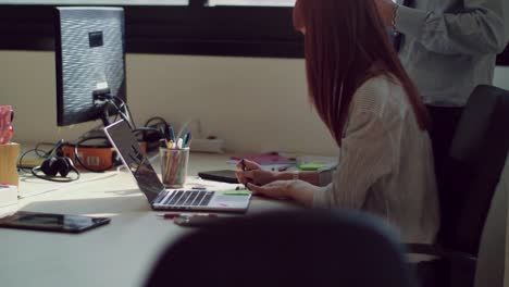 Menschen-arbeiten-im-Büro