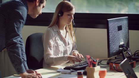 Menschen-arbeiten-im-Büro