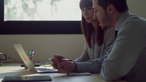 Personas-que-trabajan-en-la-oficina