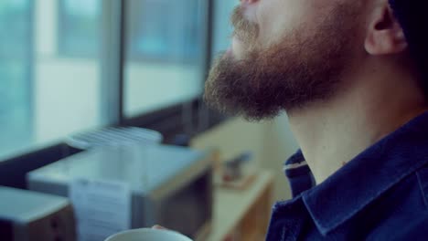 Mann-Getränke,-Kaffee,-während-Sie-in-der-startup-Büro