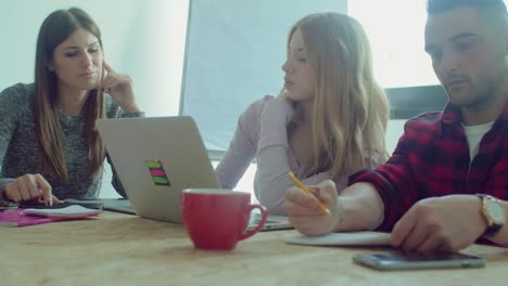 Kleinbetrieb-Team-arbeitet-in-der-Startup-Büro