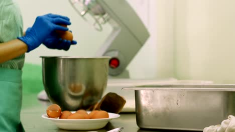 Confectionery-worker-making-cakes-in-cake-factory