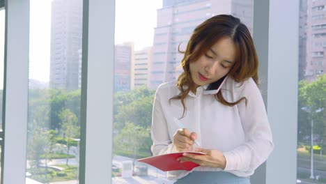 Pretty-asian-businesswoman-working