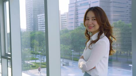 Pretty-asian-businesswoman-working