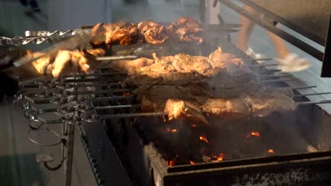 Straße-Fast-Food,-Fleisch-vom-Grill