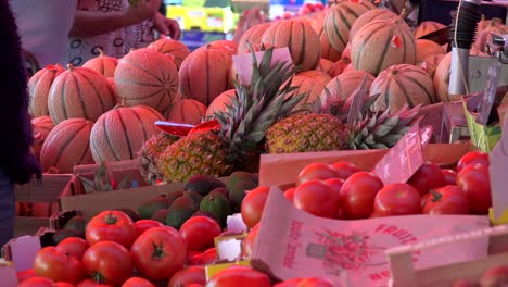 Menschen-Sie-kaufen-und-verkaufen-Obst-und-Gemüse-auf-dem-greenmarket