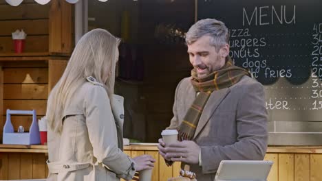 Hombre-y-la-mujer-beben-café-cafetería-al-aire-libre